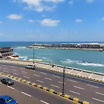 شقة فندقية علي البحر مباشرة بجليم