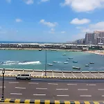 شقة فندقية علي البحر مباشرة بجليم