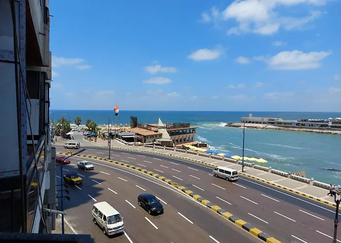 شقة فندقية علي البحر مباشرة بجليم